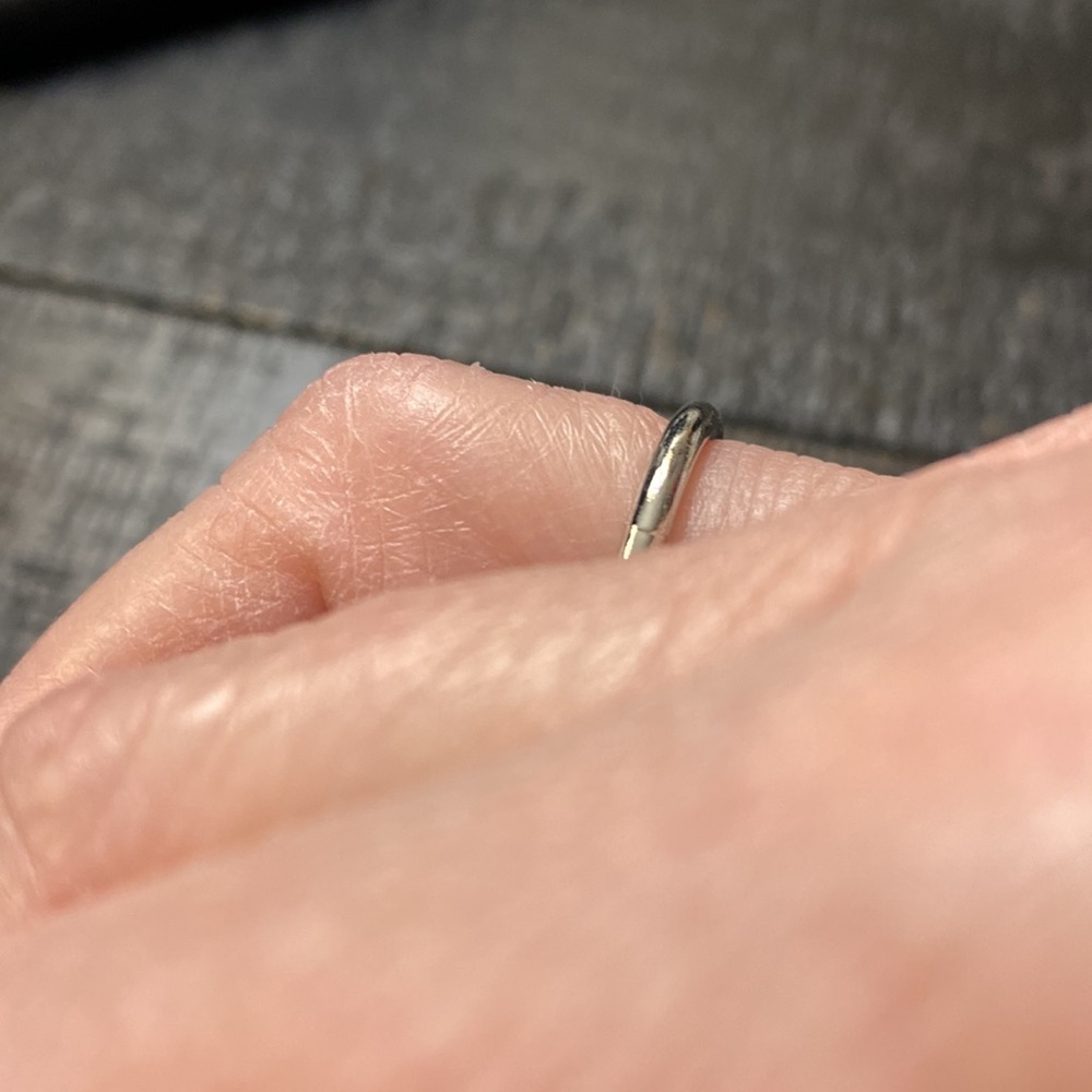 NWOT Size 7.5 Silver Tone Band Ring! - Picture 2 of 5